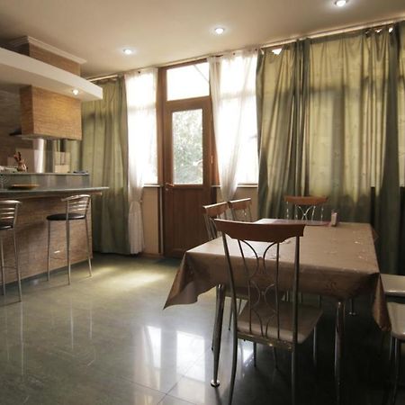 Apartment On Sanapiro Tbilisi Exterior foto