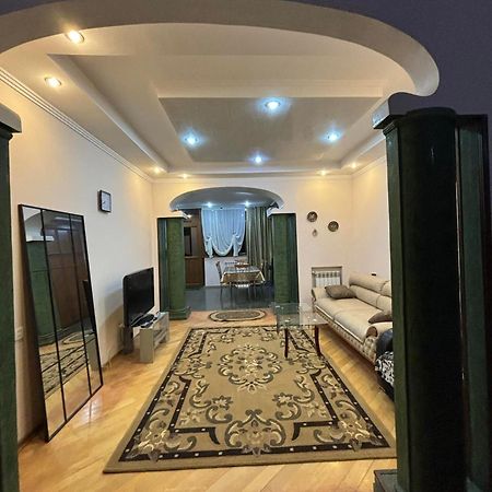 Apartment On Sanapiro Tbilisi Exterior foto